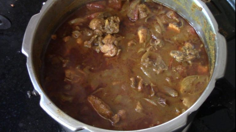 Arachuvitta chicken curry