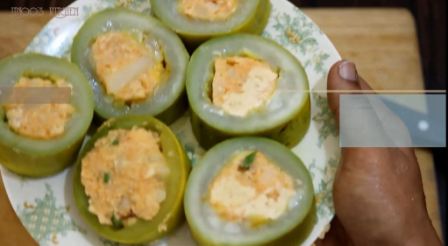 Stuffed Bottle gourd curry