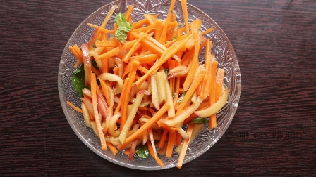 Kids lunch box recipes #1 Apple carrot salad and potato chapathi
