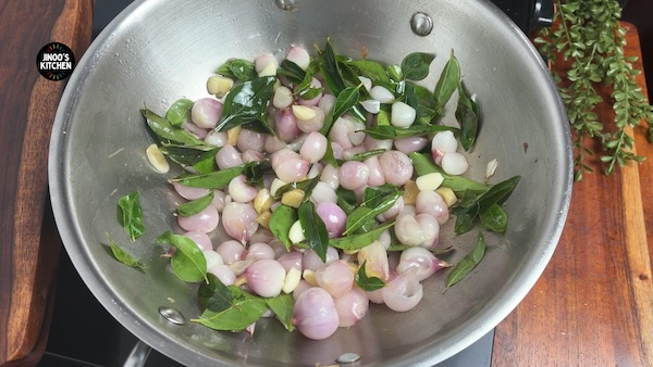 Curry leaves fried for chicken kuzhambu